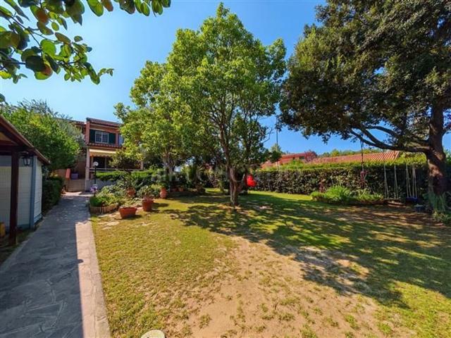 Case e ville in vendita di 240 m² in Via Antifonte di Ramnunte
