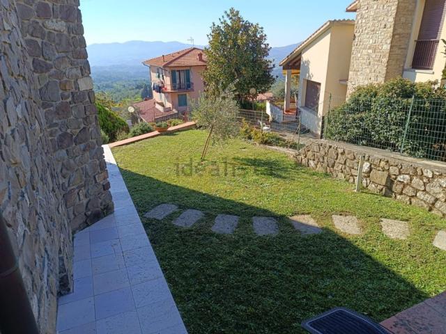 Case e ville in vendita di 240 m² in Via Achille Grandi