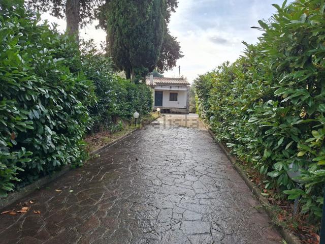 Case e ville in vendita di 240 m² in Via Appia nuova 287