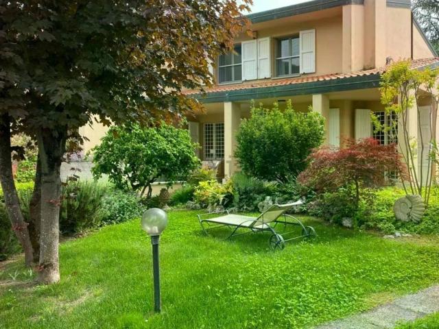 Case e ville in vendita di 240 m² in Via Belvedere, 59