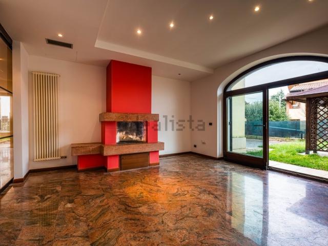 Case e ville in vendita di 240 m² in Via Brigata Piemonte, 28