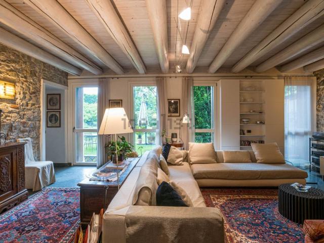 Case e ville in vendita di 240 m² in Via Broseta