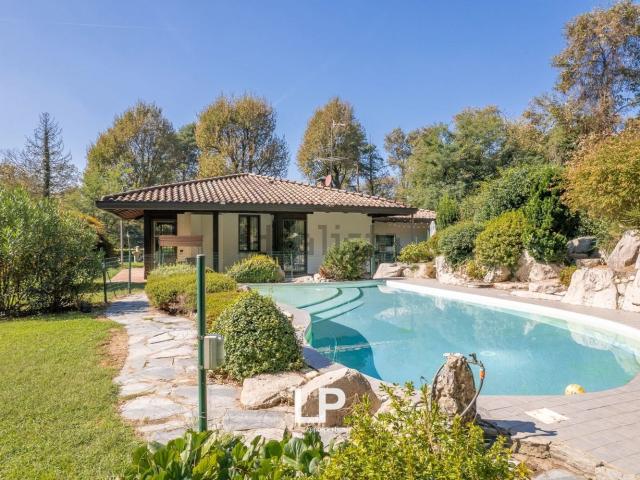 Case e ville in vendita di 240 m² in Via Golasecca