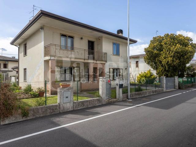 Case e ville in vendita di 240 m² in Via Giacomo Puccini, 15