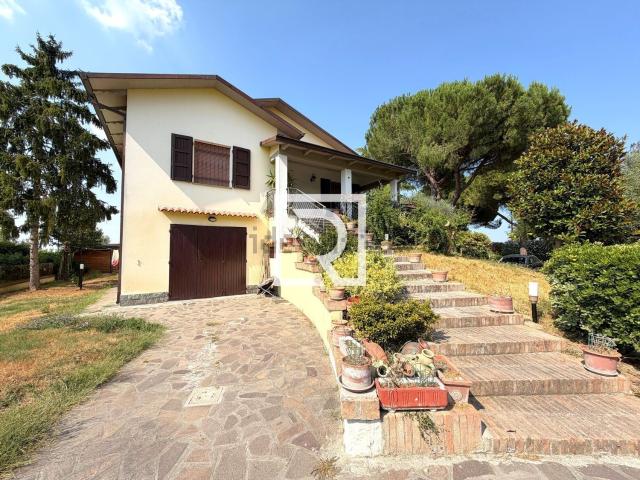 Case e ville in vendita di 240 m² in Via Focaccia, 32