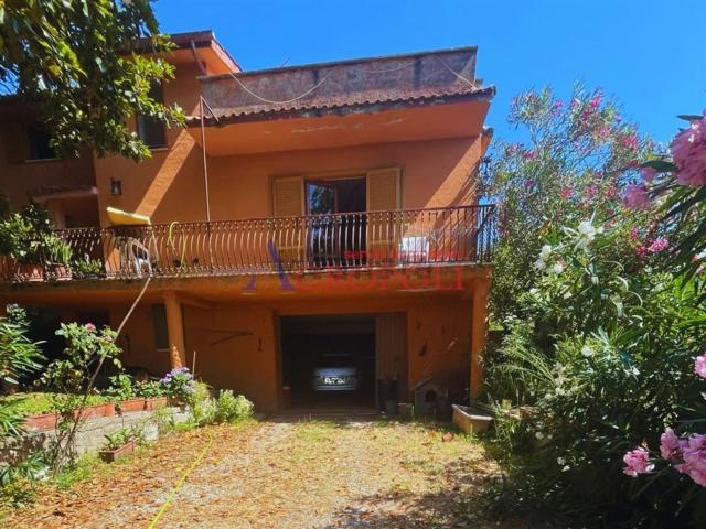 Case e ville in vendita di 240 m² in Via Gran Sasso, 11