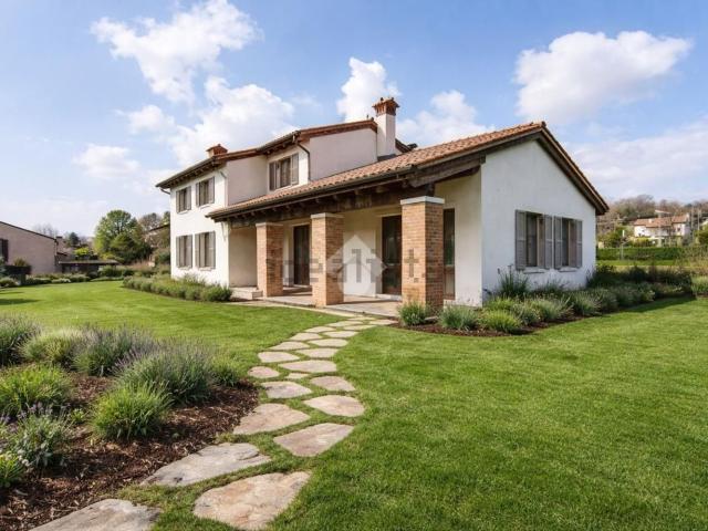 Case e ville in vendita di 240 m² in Via dei Fanti