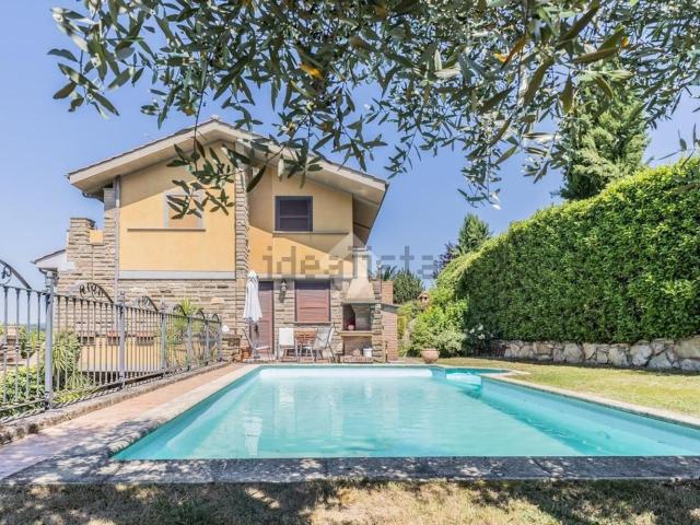 Case e ville in vendita di 240 m² in Via dei Lucumoni, 36