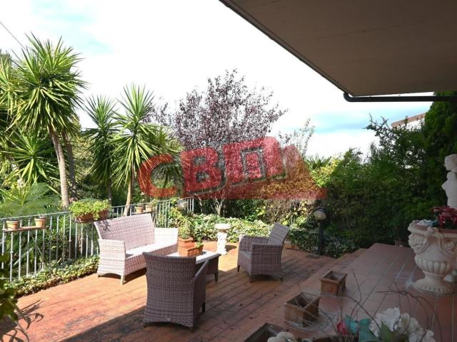 Case e ville in vendita di 240 m² in Via del Pino, 57128