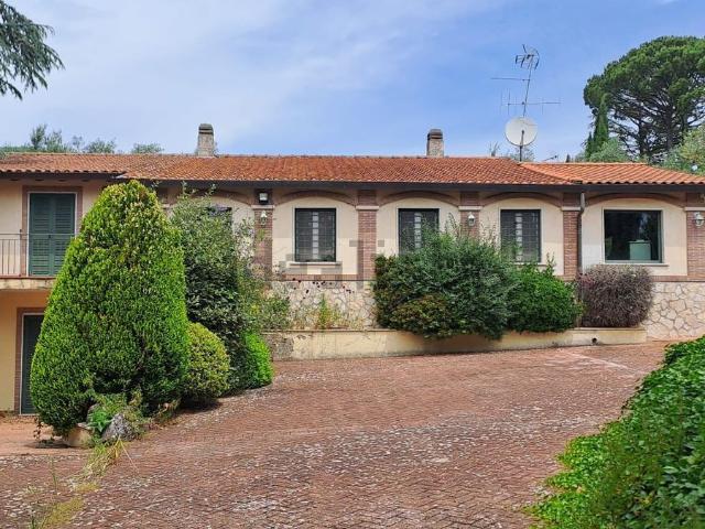 Case e ville in vendita di 240 m² in Via Del Ponte Bianco, 24