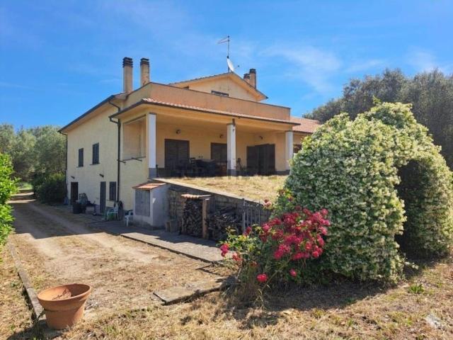Case e ville in vendita di 240 m² in Via della Cava