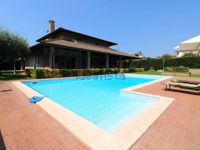 Case e ville in vendita di 240 m² in Via delle Camelie, 155