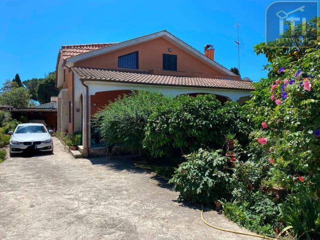 Case e ville in vendita di 240 m² in Via delle Acacie