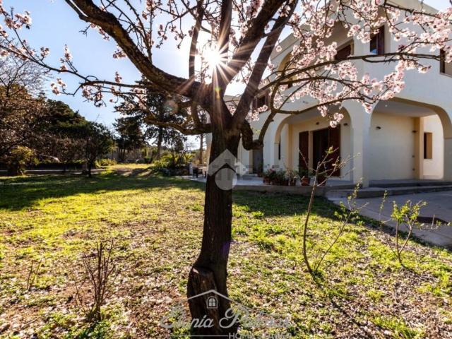Case e ville in vendita di 240 m² in Via delle Azalee, 15