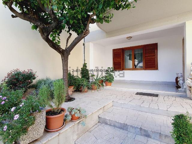Case e ville in vendita di 240 m² in Via delle Begonie
