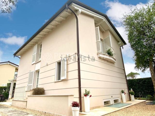 Case e ville in vendita di 240 m² in Via delle Iare, 24