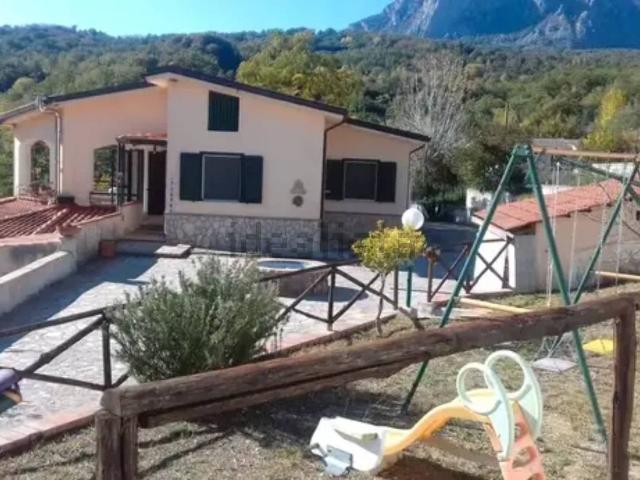 Case e ville in vendita di 240 m² in Via delle Mortelle