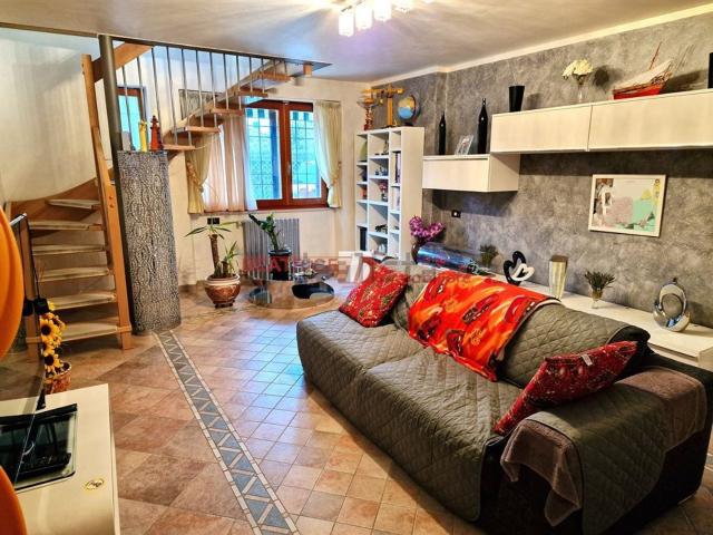 Case e ville in vendita di 240 m² in Via di Ronchi