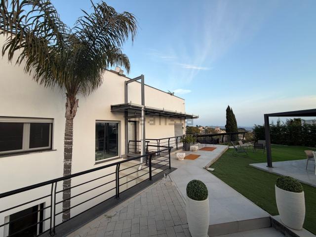 Case e ville in vendita di 240 m² in Via F. Turati, 180