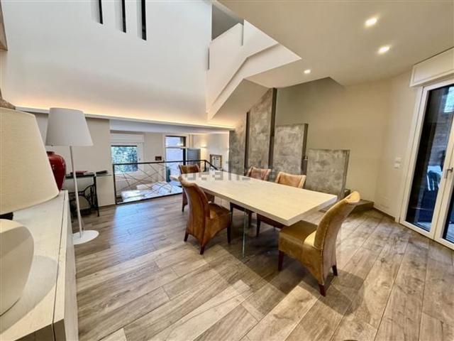 Case e ville in vendita di 240 m² in Via Forcella