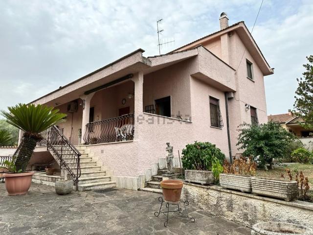 Case e ville in vendita di 240 m² in Via orazio