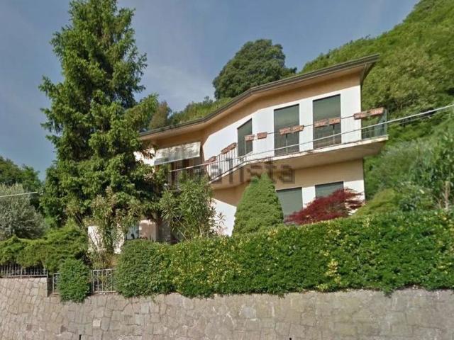Case e ville in vendita di 240 m² in Via Libero Benedetti, 25