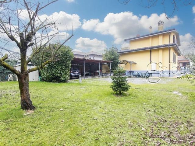 Case e ville in vendita di 240 m² in Via Luigi Pirandello