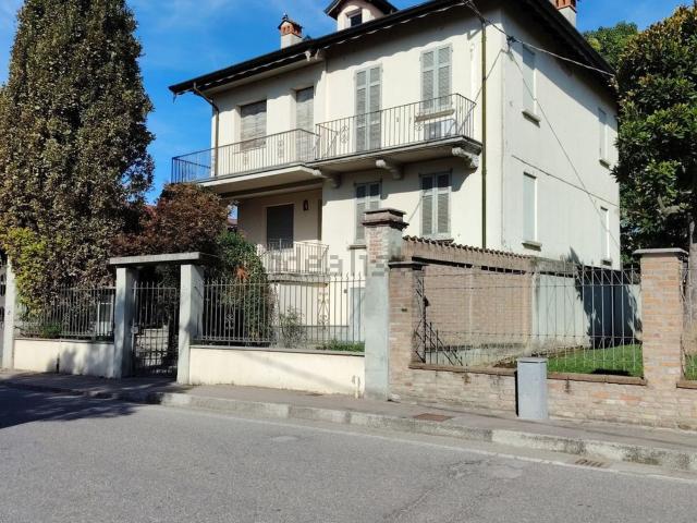 Case e ville in vendita di 240 m² in Via Montebello