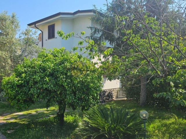 Case e ville in vendita di 240 m² in Via Mafaldo Coluccini