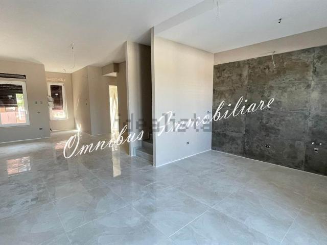 Case e ville in vendita di 240 m² in Via Manfredonia