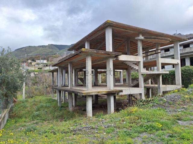 Case e ville in vendita di 240 m² in Via Mirto, 1