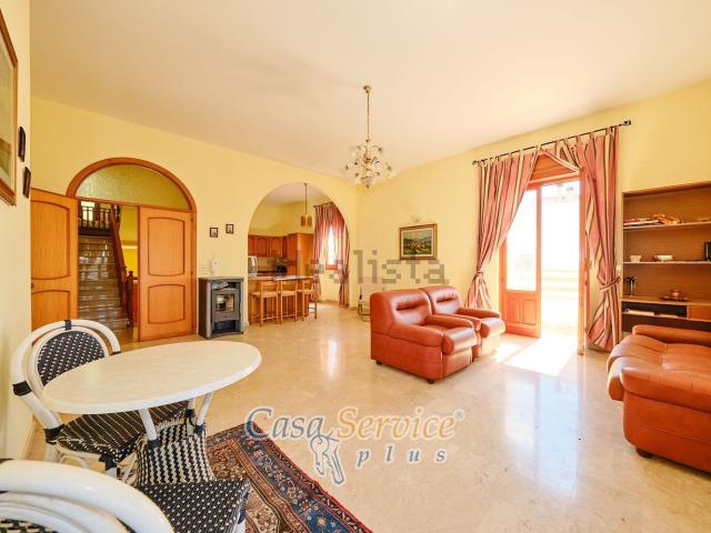 Case e ville in vendita di 240 m² in Via Savona