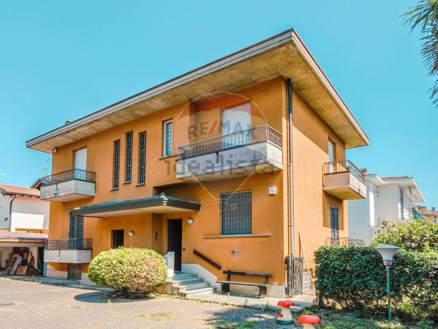 Case e ville in vendita di 240 m² in Via P. Tibaldi, 3