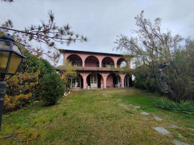 Case e ville in vendita di 240 m² in Via Panza