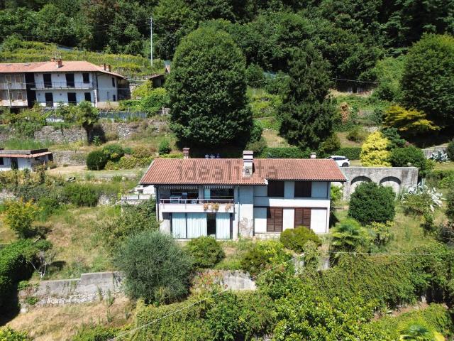 Case e ville in vendita di 240 m² in Via per Comnago, 11