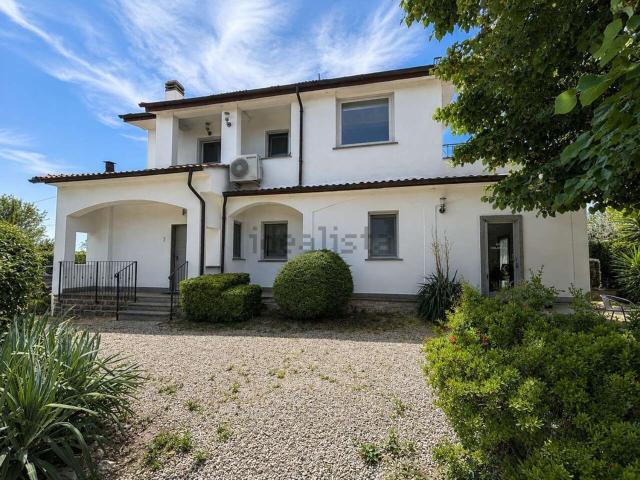Case e ville in vendita di 240 m² in Via Procoio, 4