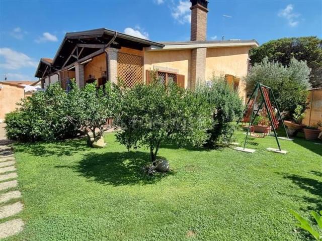 Case e ville in vendita di 240 m² in Via Prospero Intorcetta