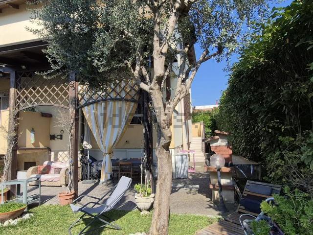 Case e ville in vendita di 240 m² in Via Ripuaria, 48