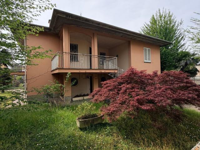 Case e ville in vendita di 240 m² in Via Torino, 1