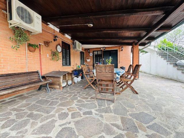 Case e ville in vendita di 240 m² in Via Teora