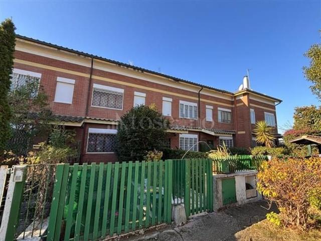 Case e ville in vendita di 240 m² in Via Terpandro