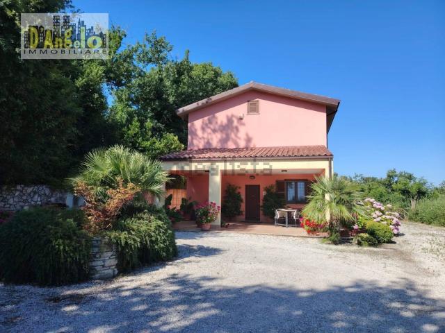 Case e ville in vendita di 240 m² in Via Tesino, 243