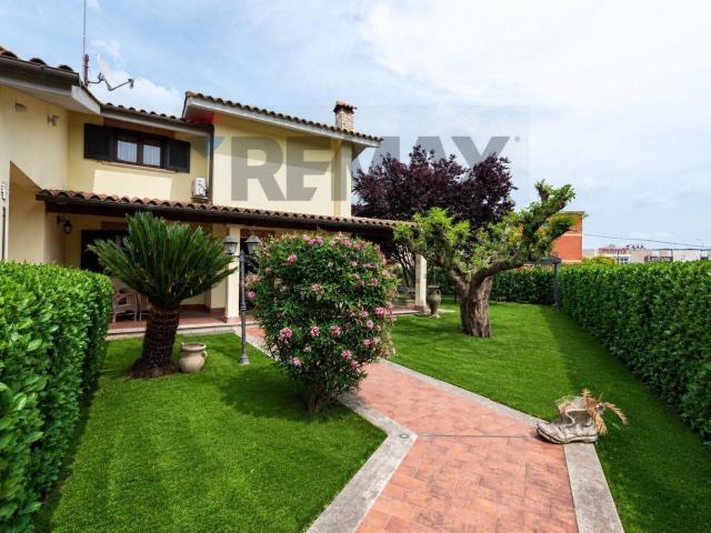Case e ville in vendita di 240 m² in Via Tiberina, 54