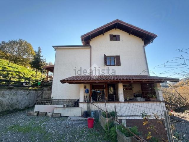 Case e ville in vendita di 240 m² in Via Timossi Giuseppe, 8