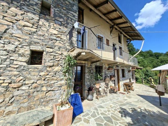 Case e ville in vendita di 240 m² in Via Trancina
