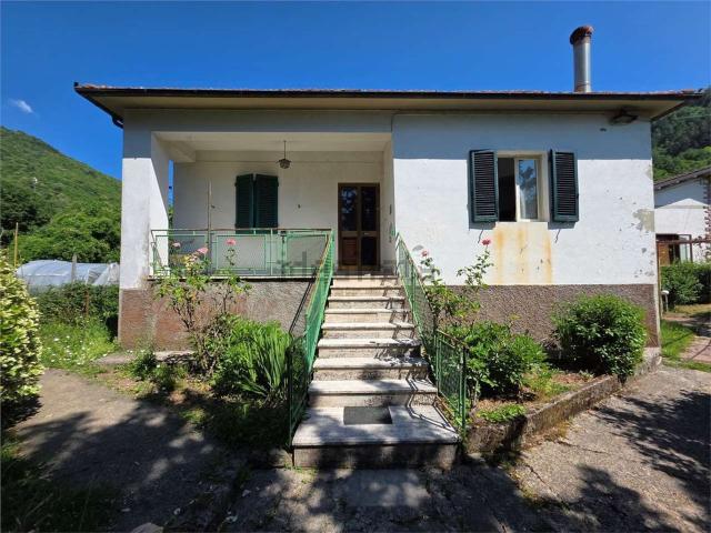 Case e ville in vendita di 240 m² in Via Vandelli, 32