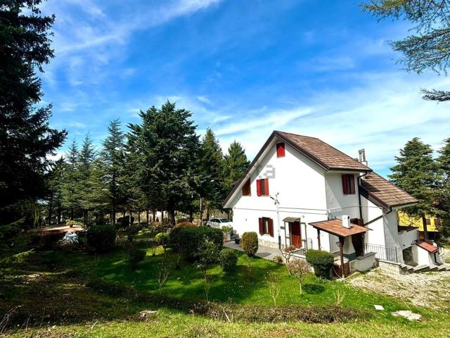 Case e ville in vendita di 240 m² in Via Villafranca, 43