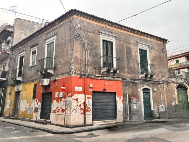 Case e ville in vendita di 240 m² in Via Virgillito, 3