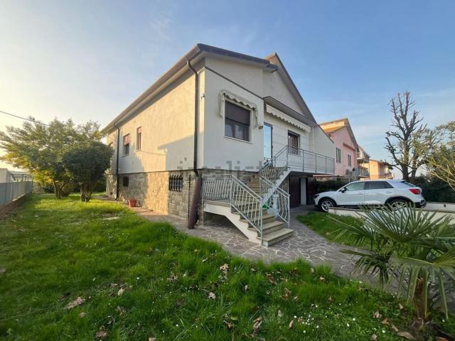 Case e ville in vendita di 240 m² in Via XXV Aprile, 47
