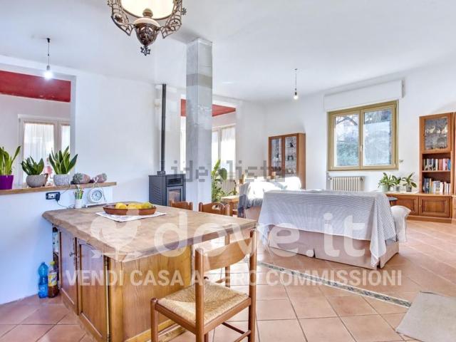 Case e ville in vendita di 240 m² in Via XXV Aprile, 11